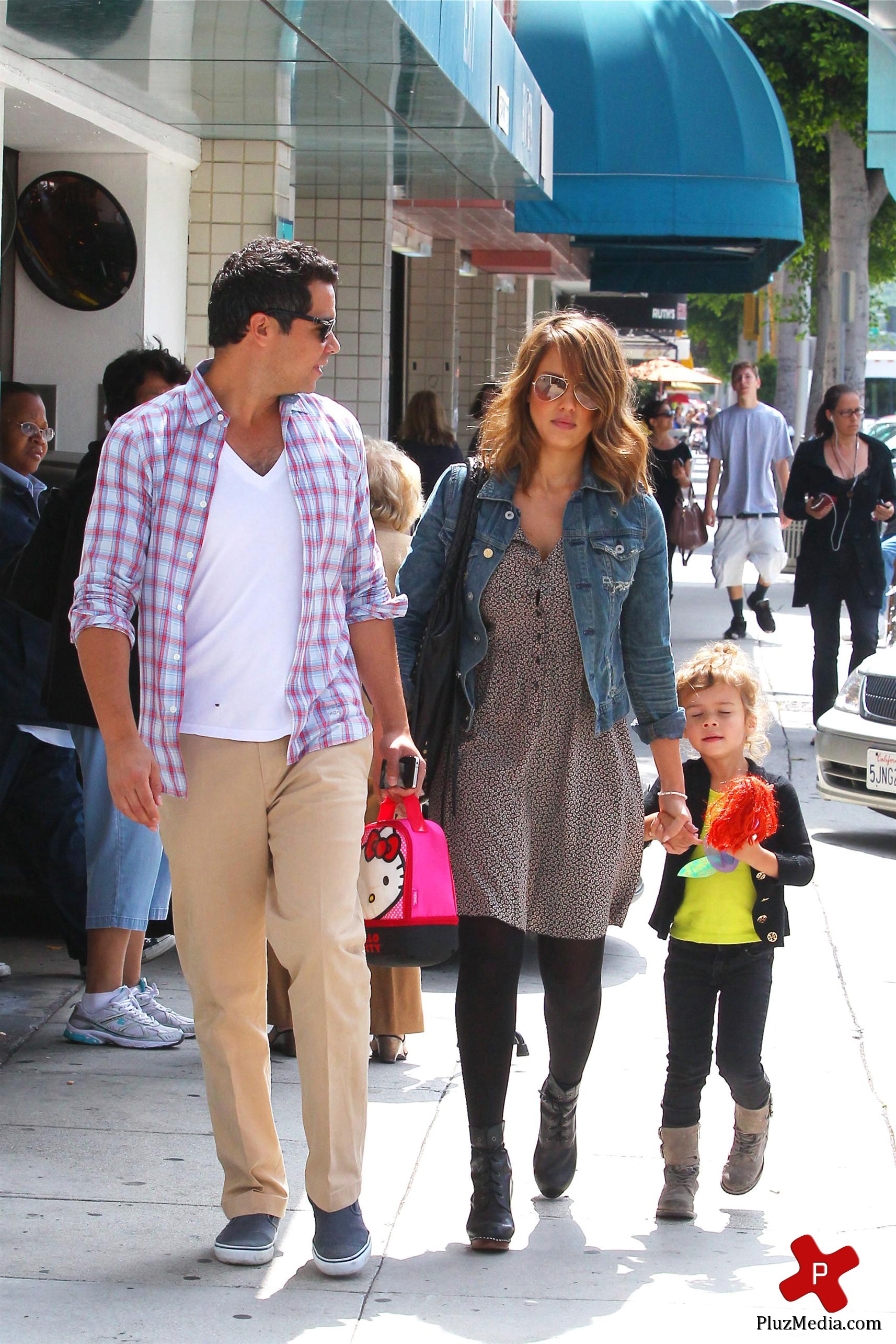 Jessica Alba, Cash Warren and daughter head out for a family meal photos | Picture 79818